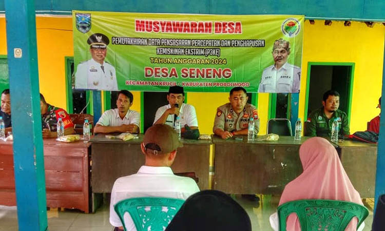 RAPAT: Kepala Desa Seneng Supaidi (pegang mik) saat melakukan musyawarah di Balai Desa Seneng.&nbsp;&nbsp;(Pemdes Seneng For Jawa Pos Radar Bromo)
