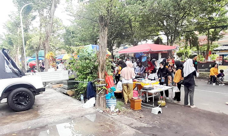 AKTIVITAS EKONOMI: Suasana Car Free Day di sisi timur Gelora Merdeka Kraksaan, Minggu (15/12) pagi.
