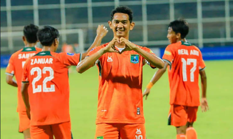 SUMBANG GOL: Gelandang serang Persekabpas Nofi Atmaja yang Sabtu (14/12) lalu ikut mencetak gol.&nbsp;(Persekabpas for Jawa Pos Radar Bromo)