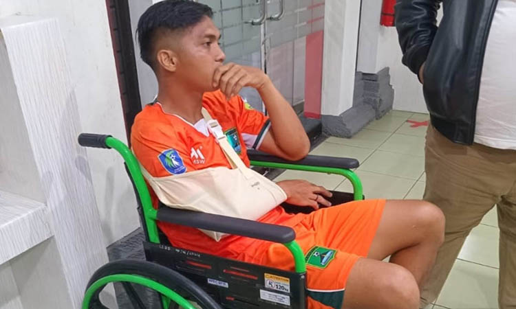Striker Persekabpas Ricko Hardiansyah yang mengalami cedera saat melawan PSM Madiun.