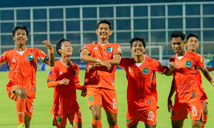 SELEBRASI: Novi Atmaja dan rekan-rekannya saat merayakan gol yang berhasil mereka cetak atas PSM Madiun di laga perdana Liga Nusantara.