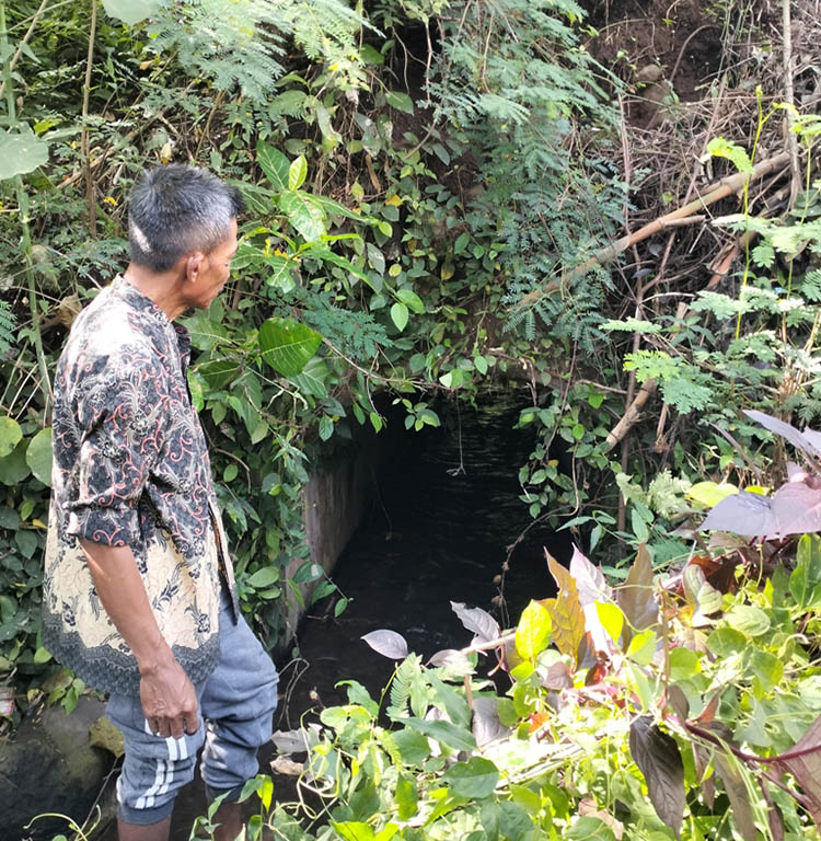 LUBANG: Terowongan bekas peninggalan Belanda yang masih tersisa. Namun, tak ada yang berani masuk ke dalamnya.