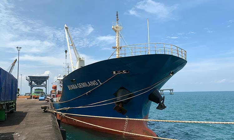 Kapal MV. Buana Gemilang 1  saat bersandar di pelabuhan DABN Probolinggo.