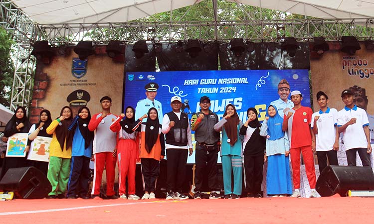 KOMPAK: Pj Bupati Probolinggo Ugas Irwanto dan HCFC Manager PT POMI, Rochman Hidayat berfoto bersama usai menyematkan pin pengukuhan kepada Gen B dan Jari Jelita, Sabtu (14/12).