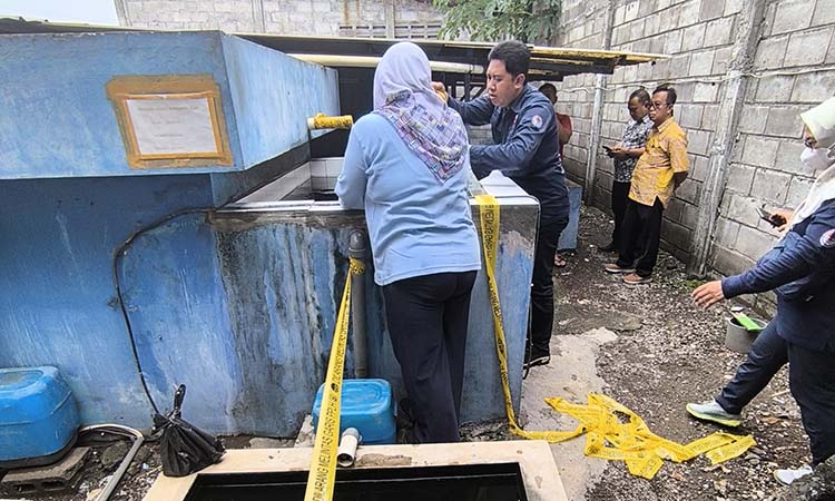 Petugas saat menyegel saluran limbah PT King Dragon Net Pandaan, Pasuruan