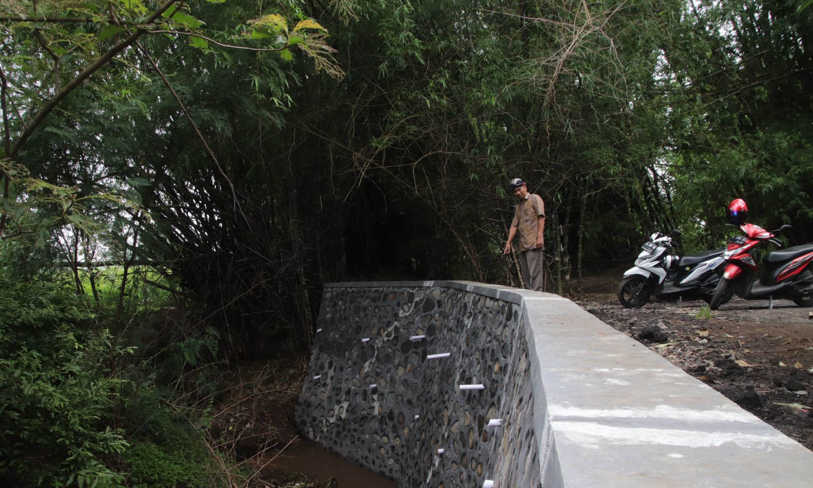 KOKOH: Lokasi pemakaman di Dusun Lampean RT 13/RW 04 Desa Tempuran yang telah dibangun TPT setinggi 5 meter.&nbsp;(Moch Vikry Romadhoni/Radar Bromo)