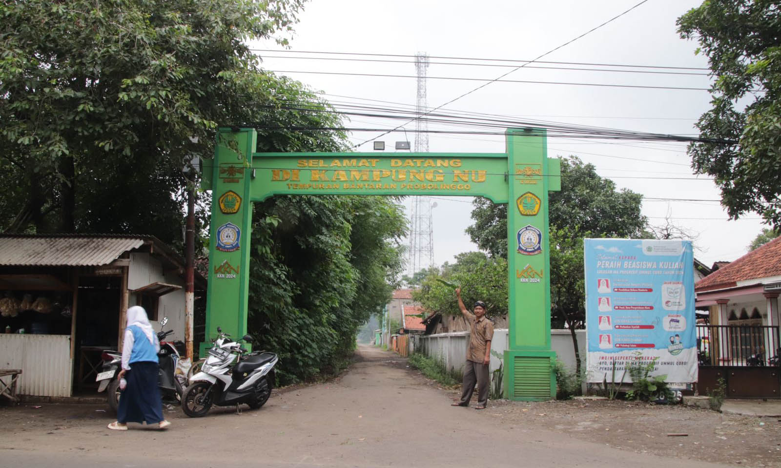 RUKUN: Gapura selamat datang di Kampung Nahdlatul Ulama di Desa Tempuran.&nbsp;(Moch Vikry Romadhoni/Radar Bromo)