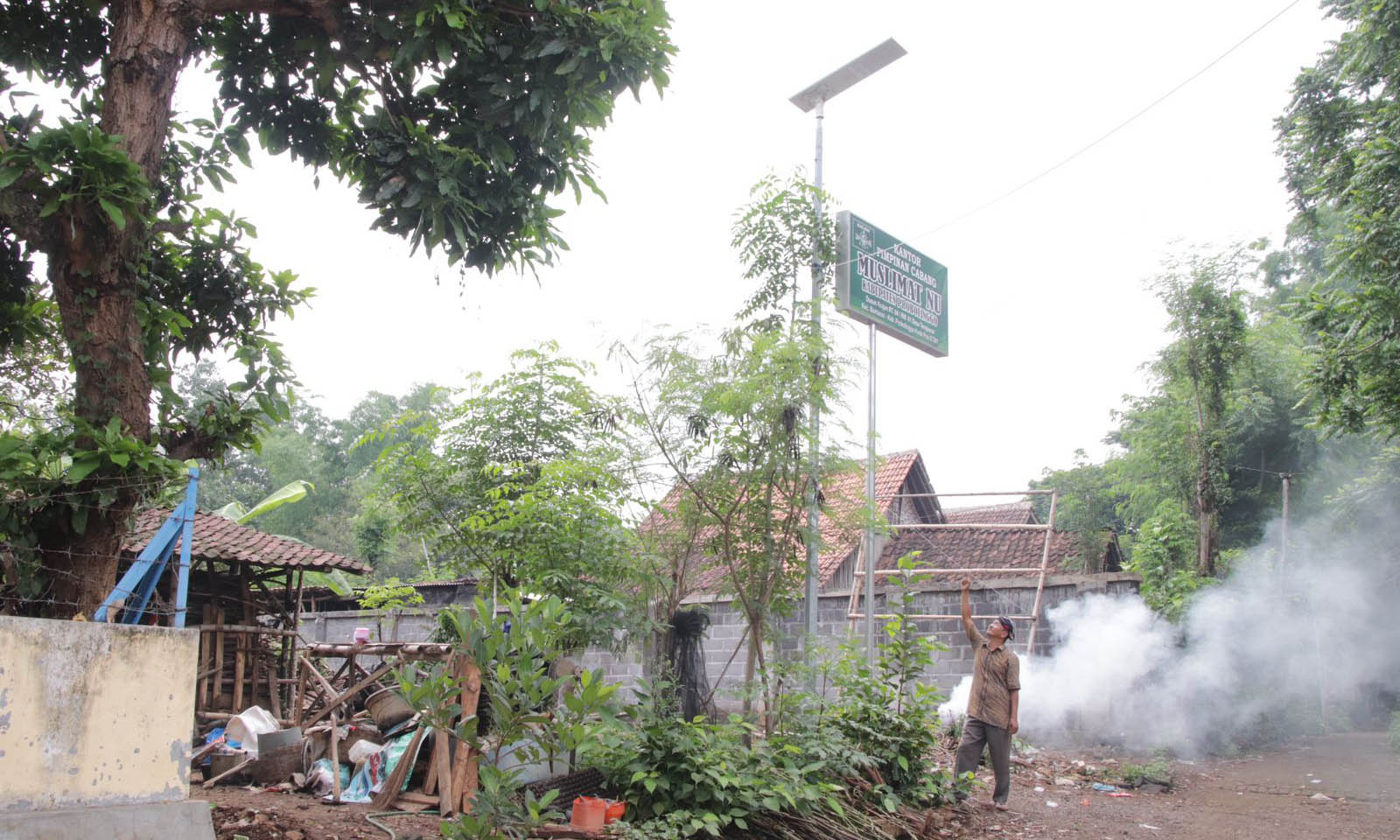 TERANG: Bendahara Desa Tempuran Abdul Rahman menunjukkan salah satu titik terpasangnya PJU tenaga surya di Desa Tempuran, Selasa (17/12).&nbsp;(Moch Vikry Romadhoni/Radar Bromo)