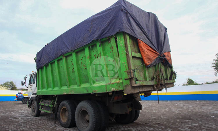 SUDAH DIAMANKAN: Dump truk yang ditabrak pikap di Tol Gempol-Pasuruan, Senin (17/12) malam.
