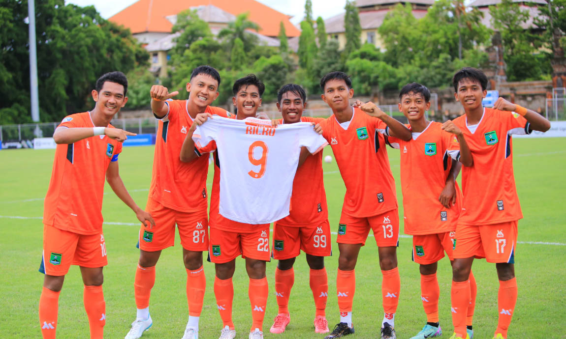 UNTUK KAPTEN: Para pemain Persekabpas membawa jersey nomor 9 untuk persembahan kepada Ricko Hardiansyah, yang mengalami cedera.