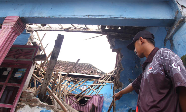 BERHARAP BANTUAN PERBAIKAN: Syafiudin di depan rumahnya di Desa Sambirejo, Rejoso. Rumah Syafiudin tiba-tiba ambruk, Senin (17/12).