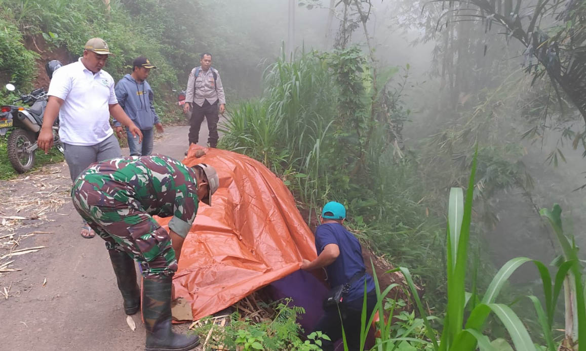 MENYEMPIT: Warga desa bersama dengan Anggota Koramil dan Polsek Kotaanyar menutup jalan longsor di Dusun Alas Kembang, Desa Tambak Ukir.