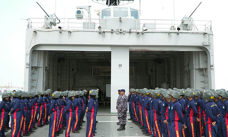 SEMANGAT: Pembaretan pelajar SMAN Taruna Madani Jawa Timur di KRI Teluk&nbsp;Ende.