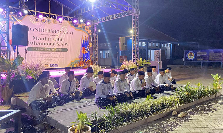 RELIGIUS: Peringatan Maulud Nabi merupakan salah satu kegiatan religius. &ldquo;Boarding School&rdquo; menjadi salah satu kegiatan rutin di SMAN Taruna Madani Jawa Timur.