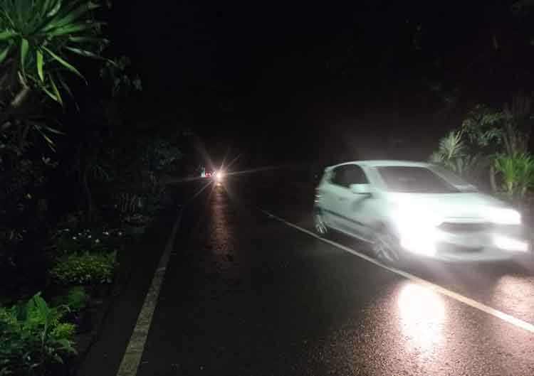 GELAP: Jalan Deandles, Kelurahan Wiroborang, Kota Probolinggo, tampak gelap Selasa (17/12) malam.
