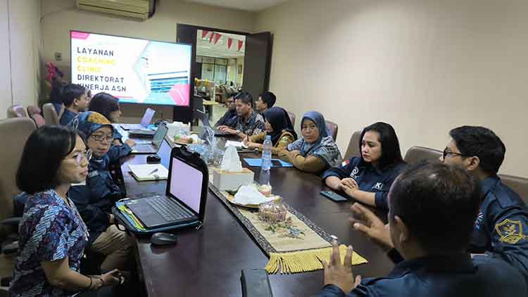 ILMU BARU: Pegawai BKPSDM Kabupaten Probolinggo Made Dwi Novitasari (kiri baju biru) magang di BKN Pusat.