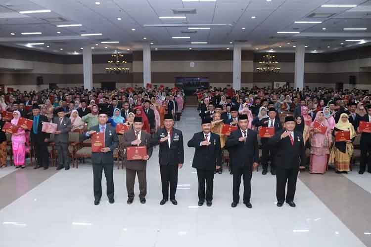 PENGHARGAAN: Penganugerahan Satya Lancana Karya Satya XXX, XX, dan X tahun bagi PNS di lingkungan Pemkab Probolinggo Tahun 2024 di Auditorium Madakaripura, Kantor Bupati Probolinggo.