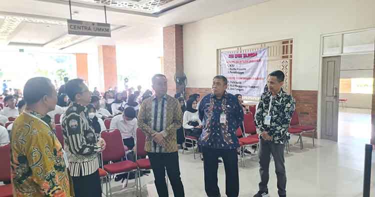 PANTAU: Pj Bupati Probolinggo Ugas Irwanto, S.Sos., M.Si. (tengah) meninjau Pelaksanaan SKD tahun 2024 di Islamic Center Malang.
