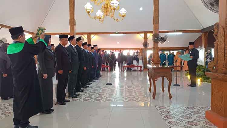 PENGAMBILAN SUMPAH: Pj Bupati Probolinggo Ugas Irwanto, S.Sos., M.Si. saat melantik Pejabat Tinggi Pratama Eselon II di Pendopo Prasaja Ngesti Wibawa.