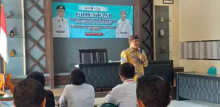 MATERI: Kepala BKPSDM Kabupaten Probolinggo Heri Sulistyanto, S.Sos., M.Si. memberi materi kepada peserta pelaksanaan Orientasi Pegawai Pemerintah dengan Perjanjian Kerja Tenaga Guru Tahap I dari form
