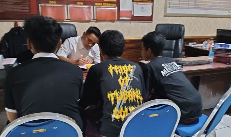 DIMINTAI KETERANGAN: El, Nik, dan Yog, tiga rekan korban saat diperiksa penyidik di Mapolsek Prigen.