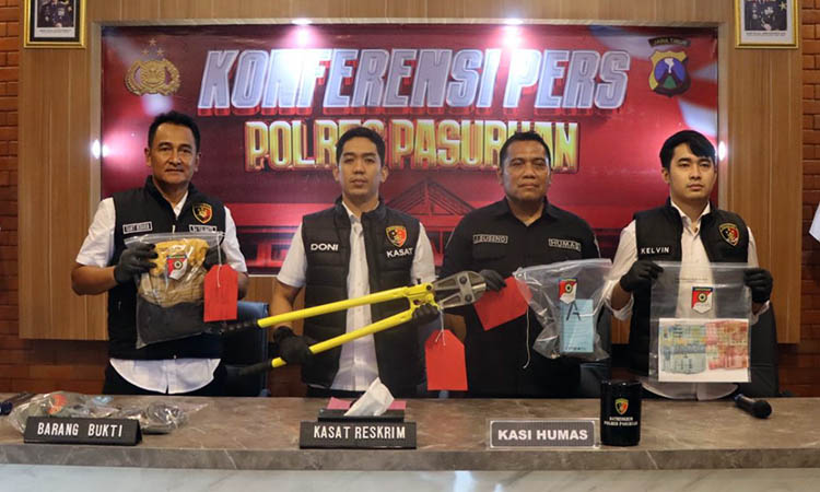 BEBERKAN: Kasatreskrim Polres Pasuruan, AKP Achmad Doni Meidianto bersama jajarannya menunjukkan barang bukti yang berhasil diamankan. Dua tersangka kasus pembobolan apotek berhasil diringkus.