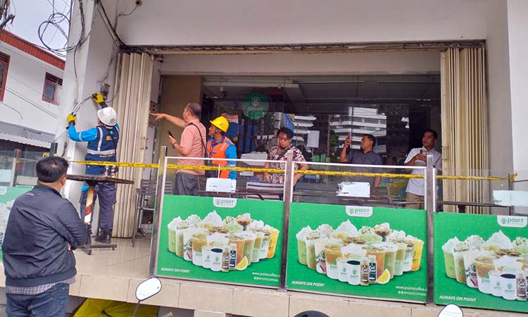 Petugas saat mengecek aliran listrik di depan Indomaret Tretes, Prigen, Kabupaten Pasuruan. Disinilah, remaja meninggal kesetrum.