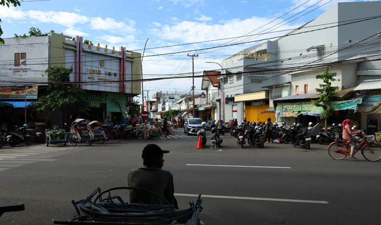 Parkir di kawasan sekitar Pasar Baru Kota Probolinggo salah satu pemasukan besar. Ada 71 titik parkir yang ikut menyumbang pemasukan. (Zainal Arifin/ Radar Bromo)