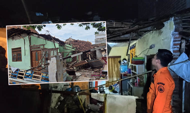 RUSAK: Bagian depan milik Fadholi, 45, warga Kelurahan Purutrejo, Kecamatan Purworejo yang mengalami kerusakan setelah hujan deras yang disertai angin kencang terjadi, Minggu (15/12) lalu.