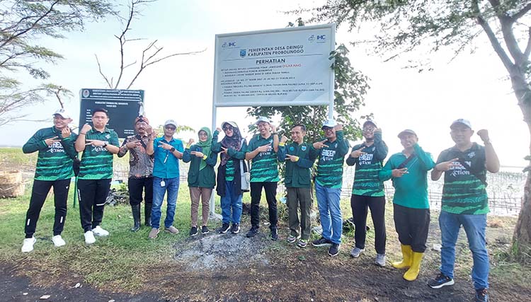 Corporate Secretary PT NSM Yodi Dwesta Primadi Suhartanto meresmikan Papan Edukasi Mangrove bersama DLH Kabupaten Probolinggo, Pemerintah Kecamatan Dringu, dan Kepala Desa Dringu di Pantai Pesona Desa