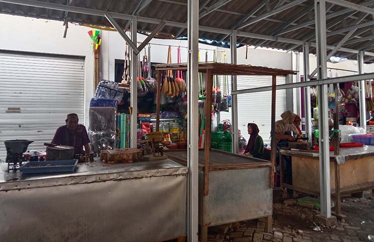 LAPAK BARU: Sejumlah pedagang berjualan di bedak sementara Pasar Leces, Kabupaten Probolinggo, Kamis (19/12).