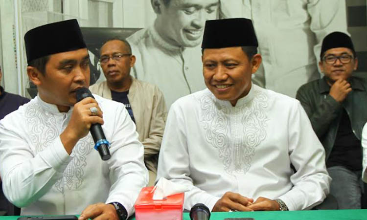 BAKAL DILANTIK: Adi Wibowo dan M nawawi memberi pernyataan setelah kemenangannya melawan kotak kosong.