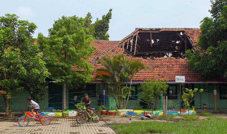 BUTUH PERBAIKAN: Atap SDN Bugul Lor yang rusak dan perlu perbaikan. Sekolah diminta menginventarisir bangunan yang rusak. (Mokhamad Zubaidillah/ Radar Bromo)