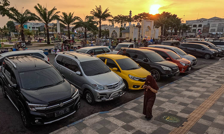 BERJEJER: Keberadaan kendaraan parkir yang berderet di wilayah Kota Pasuruan. Jika ada keluhan, masyarakat bisa melalui aplikasi E-Sambat.