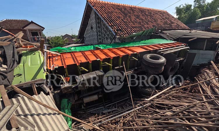 HILANG KENDALI: Kondisi truk usai hilang kendali dan menabrak 2 rumah warga saat melintas di jembatan Pacarkling, Kejayan. (Mokhamad Zubaidillah/ Radar Bromo)