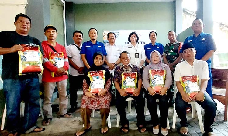 FOTO BERSAMA: Seluruh jajaran perwakilan manajemen PT PAI, Kepala DLH, Camat Kademangan, Lurah Pilang, Babinsa, hingga Ketua RW 02 foto bersama usai penyerahan simbolis.