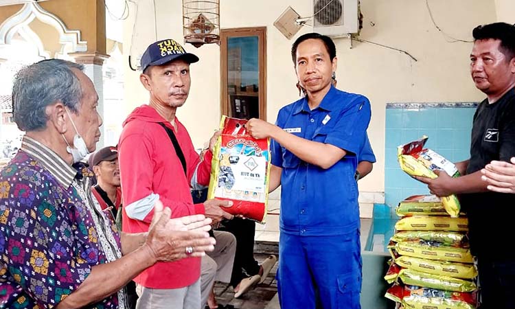 SIMBOLIS: Vice Plant Manager PT PAI Anton Tri menyerahkan secara simbolis paket beras CSR kepada perwakilan masyarakat dan perwakilan RT/RW.