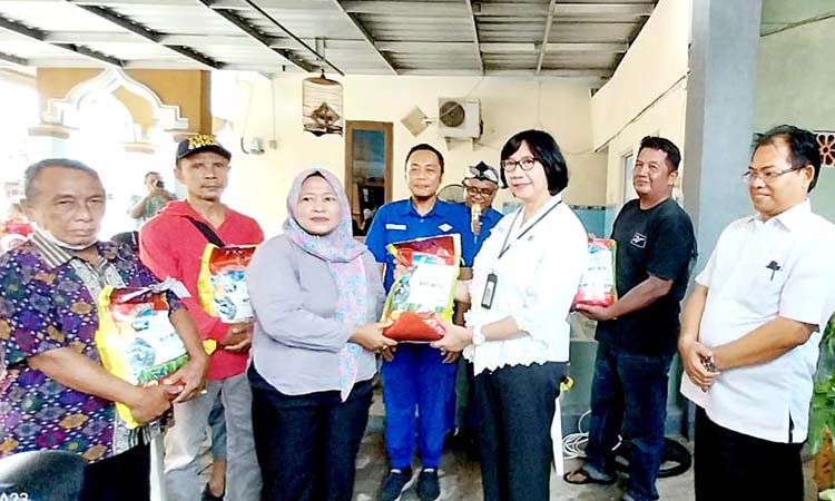 PEDULI: Kepala DLH Retno Wandansari menyerahkan beras CSR secara simbolis. Menurutnya, komitmen PT PAI menjaga kualitas lingkungan, bisa menjadi perusahan percontohan.