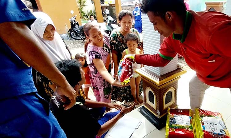 TERTIB: 1.000 paket beras 5 kiloan dibagi dengan tertib, sebab pendistribusiannya melibatkan ketua RT dan RW, 1 KK mendapat 1 paket beras.