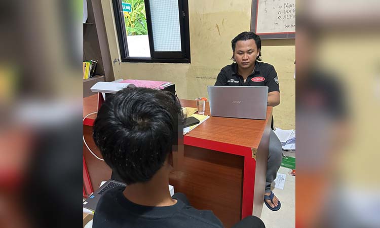 Penyidik saat memeriksa pemeran pria dalam video 19 detik di Sasana Krida yang viral di medsos.
