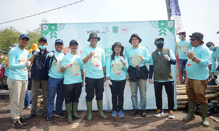 PEDULI LINGKUNGAN: Perwakilan PT. Tri Sakti Purwosari Makmur (KT&G) berpose bareng Sekda Kabupaten Pasuruan Yudha Tri Widya Sasongko (tengah).