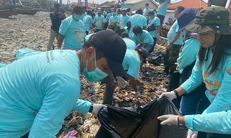 Aksi clean up di kawasan pesisir Mlaten, Kecamatan Nguling, Kabupaten Pasuruan.