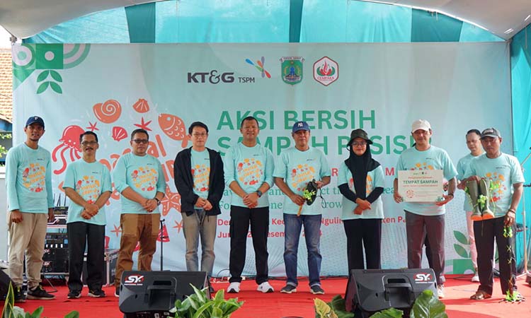 PEDULI LINGKUNGAN: Perwakilan PT. Tri Sakti Purwosari Makmur (KT&G) berpose bareng Sekda Kabupaten Pasuruan Yudha Tri Widya Sasongko (tengah).