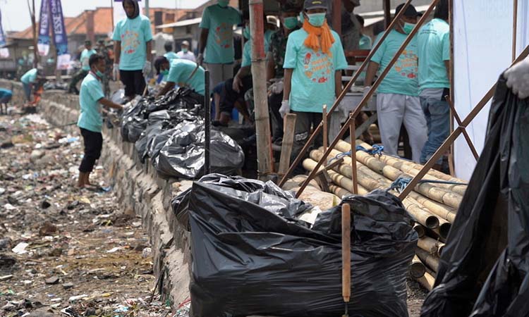 Para relawan saat membersihkan kawasan pesisir Mlaten, nguling dari sampah.