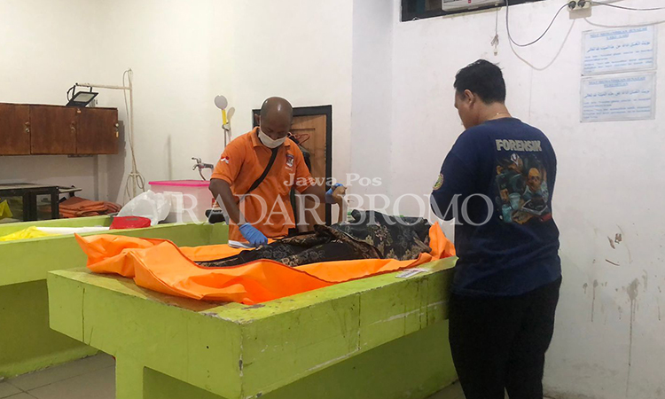 BERPULANG: Jenazah Mutmaina, 60, warga Kelurahan Jati, Mayangan, Kota Probolinggo, sesaat setelah diperiksa di kamar jenazah RSUD dr. Mohamad Saleh, Jumat (20/12) siang.