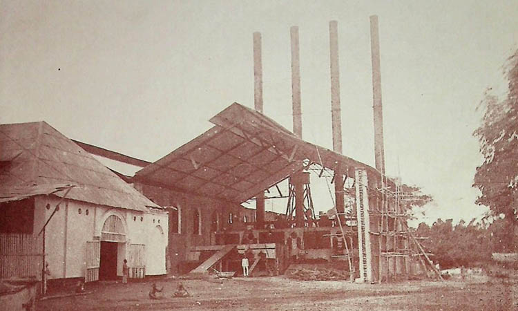 DULU: Pabrik Gula Oemboel dengan cerobong besi untuk masing-masing empat boiler uap pada 1893.