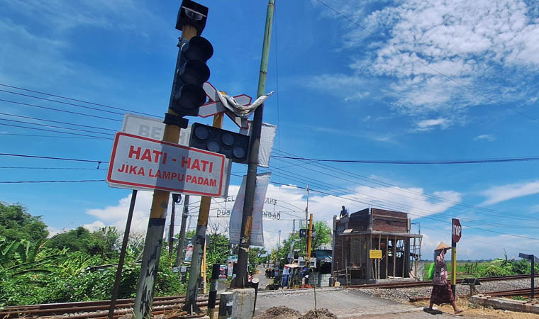 PERLU DIJAGA: Jalur perlintasan langsung di Masangan, Bangil saat situasi sepi.