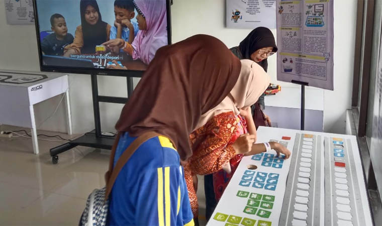 SEMANGAT: Sejumlah antusias antusias menjajal pemrograman robot.