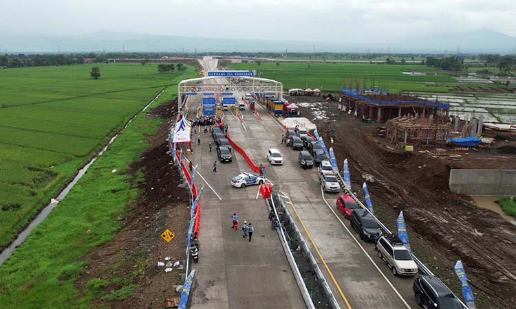 SUDAH OPERASIONAL FUNGSIONAL: Gerbang tol Kraksaan yang mulai dibuka sejak Sabtu (21/12) lalu.