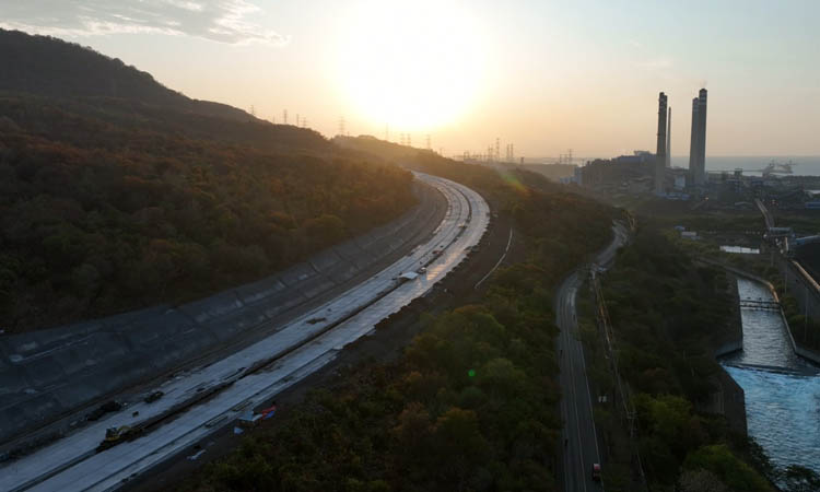 DIKEBUT: Struktur Jalan Tol Probowangi paket 3 (Paiton-besuki) yang melintasi pegunungan daerah PLTU Paiton.